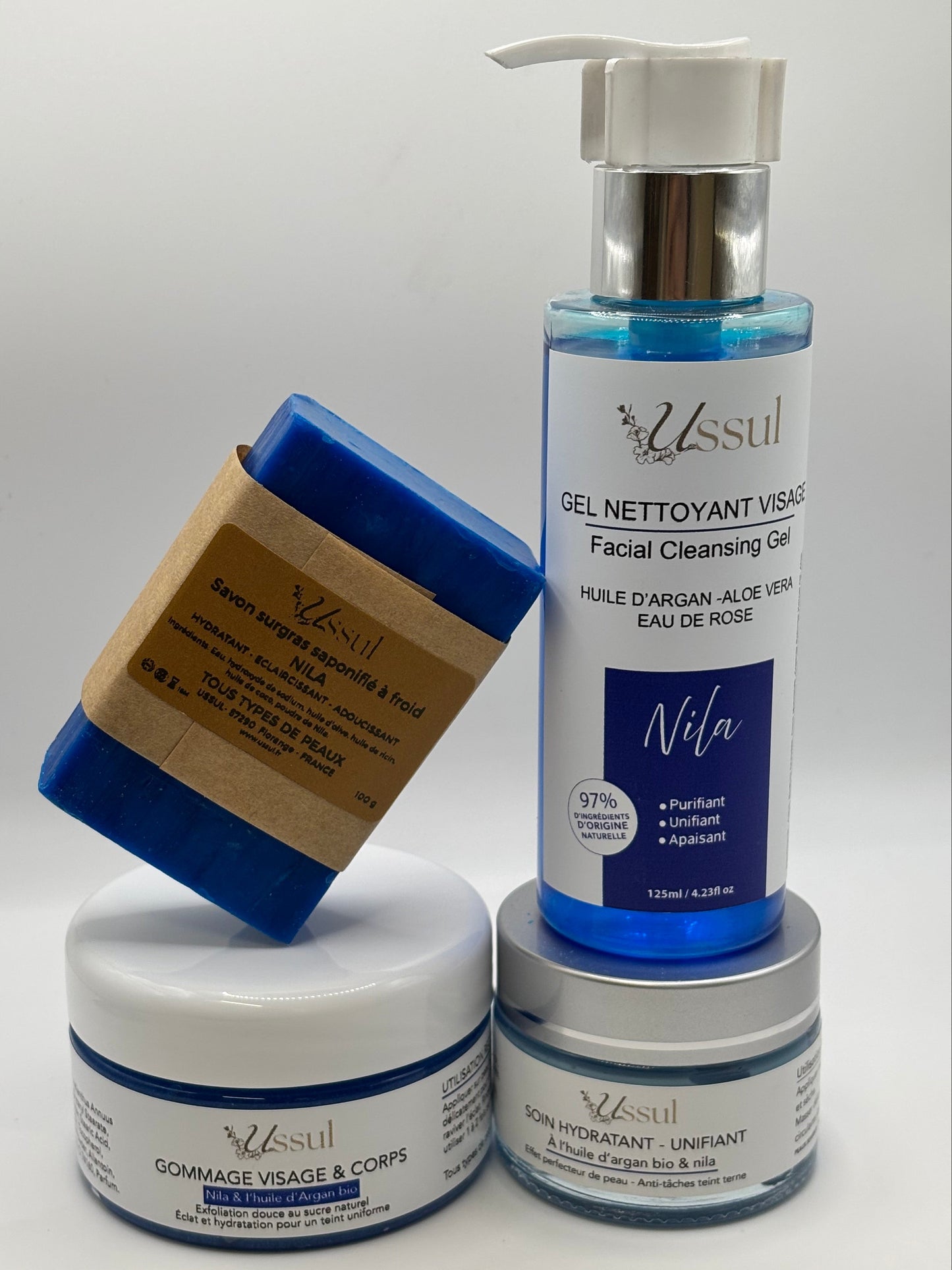 💙 Rituel Nila Éclat & Uniformité
Le rituel marocain pour une peau douce, lumineuse et unifiée
Inspiré des rituels de beauté traditionnels marocains, le Rituel Nila Éclat & Uniformité a été conçu pour nettoyer, exfolier, hydrater et unifier la peau, tout en douceur.
Il associe des soins complémentaires à base de Nila, ingrédient ancestral reconnu pour ses propriétés éclaircissantes, adoucissantes et unifiantes, afin de révéler une peau visiblement plus éclatante et homogène.
Cette routine complète s’adresse